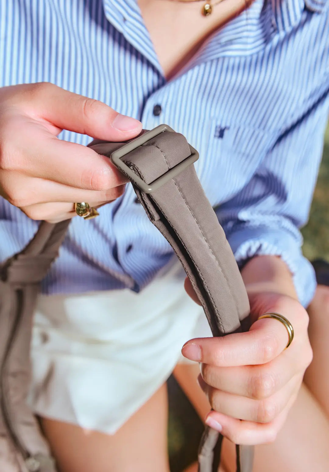 XL SIGNATURE POCKET CROSSBODY BAG IN TAUPE