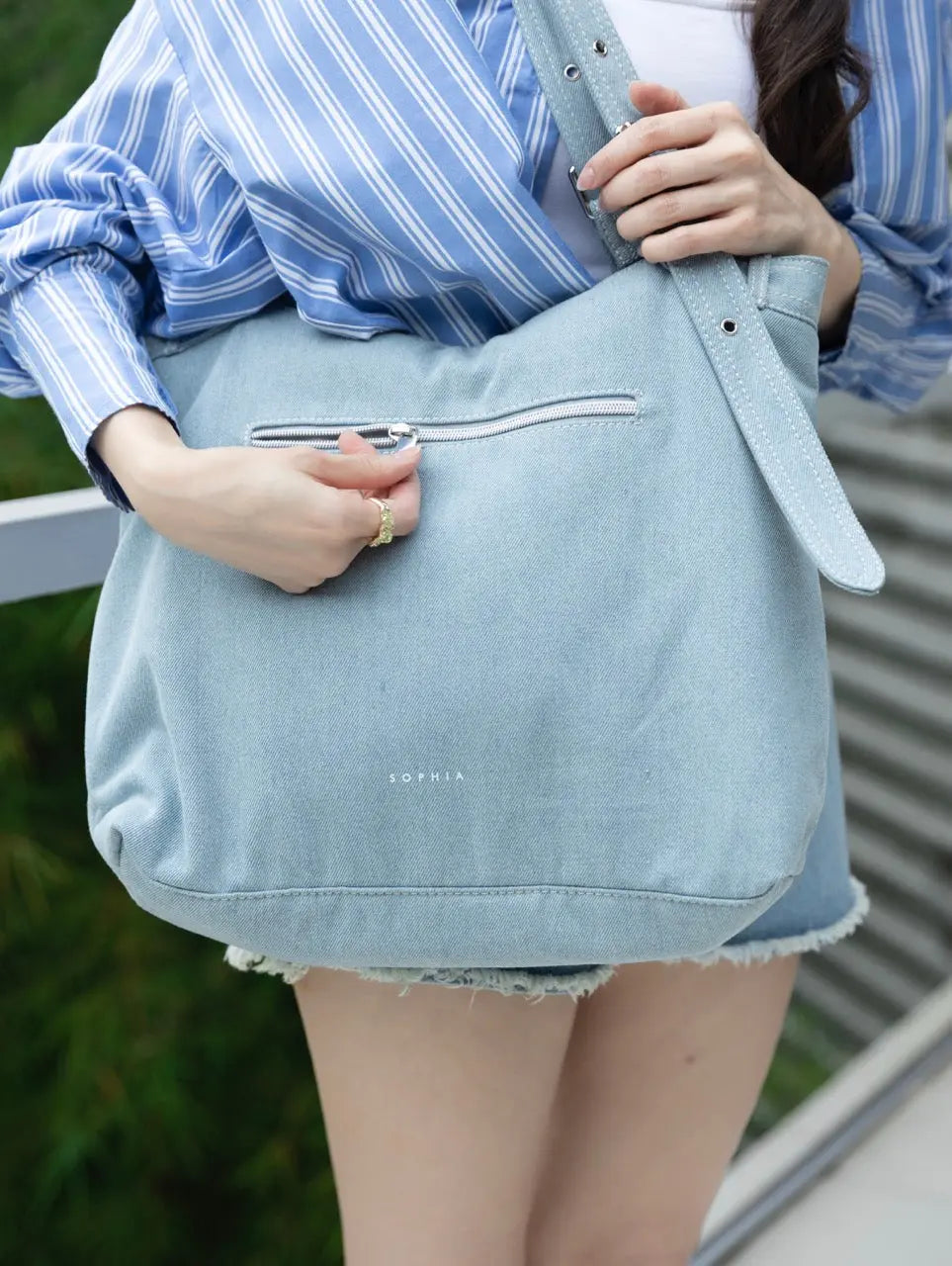 SIGNATURE POCKET DENIM TOTE BAG IN MID WASH DENIM TSL Singapore