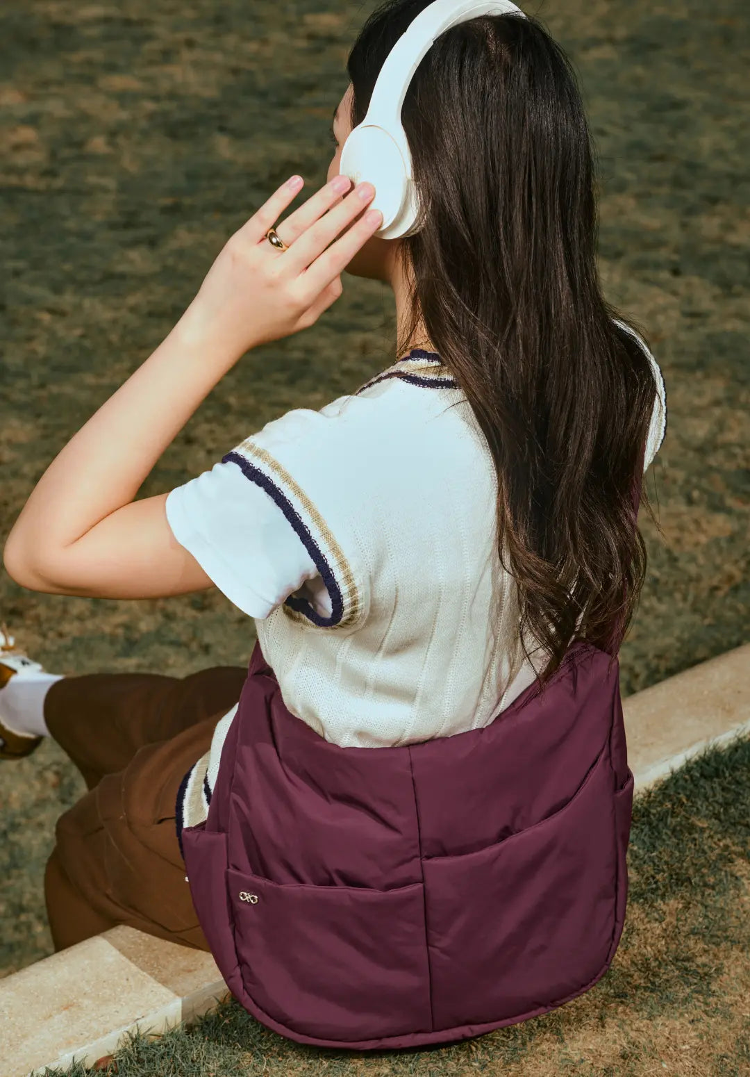 XL SIGNATURE POCKET CROSSBODY BAG IN WINE