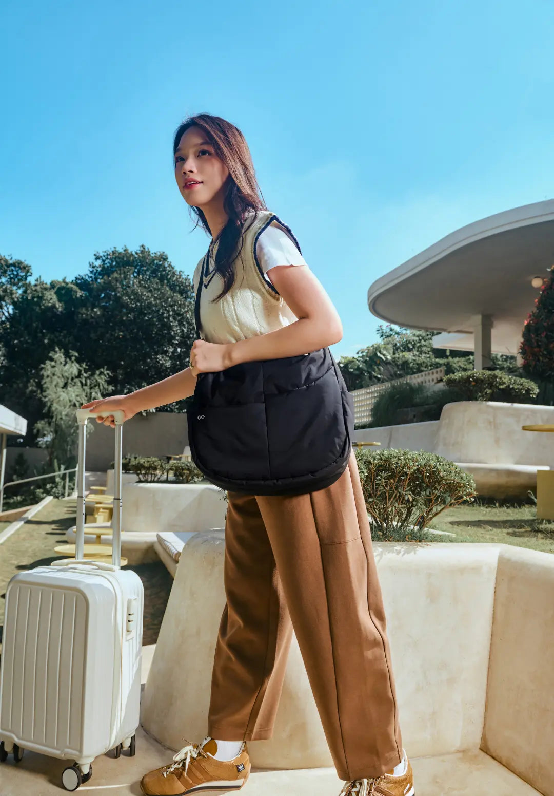 XL SIGNATURE POCKET CROSSBODY BAG IN JET BLACK