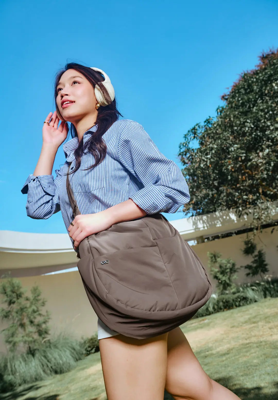 XL SIGNATURE POCKET CROSSBODY BAG IN TAUPE