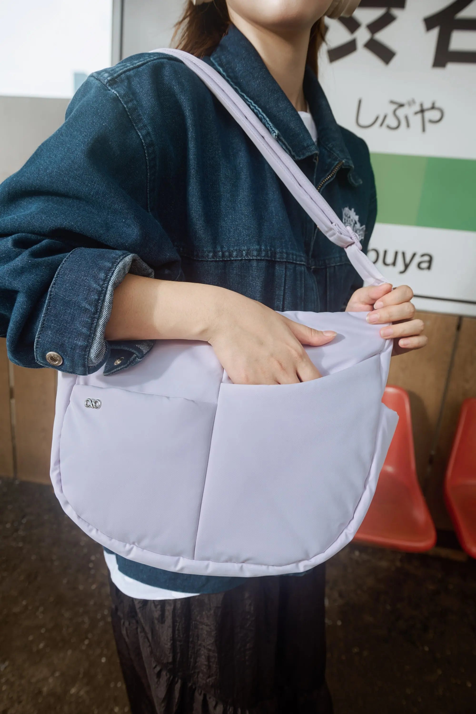 SIGNATURE POCKET CROSSBODY BAG IN COSY LUXE LILAC