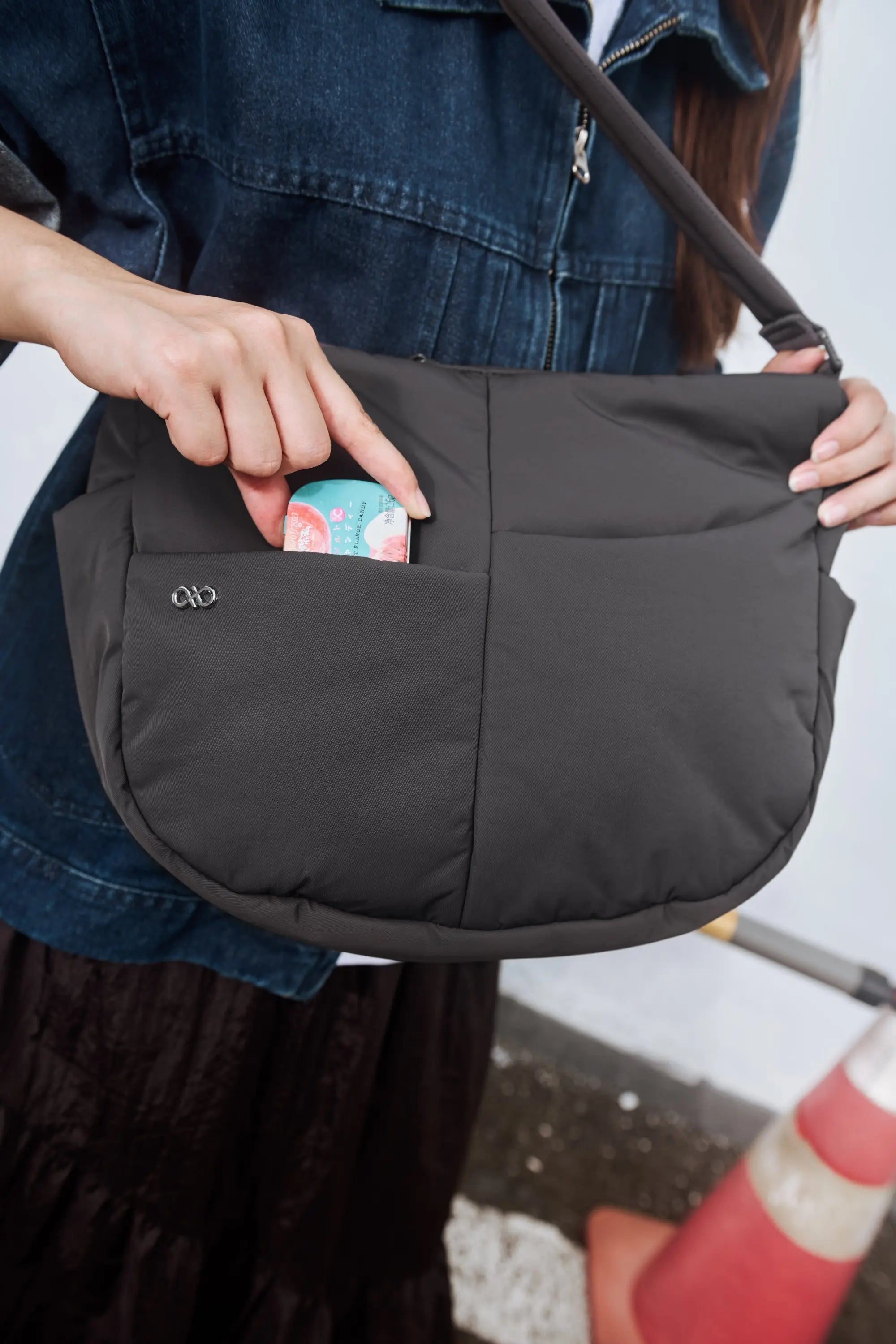 SIGNATURE POCKET CROSSBODY BAG IN POSH STORM GREY