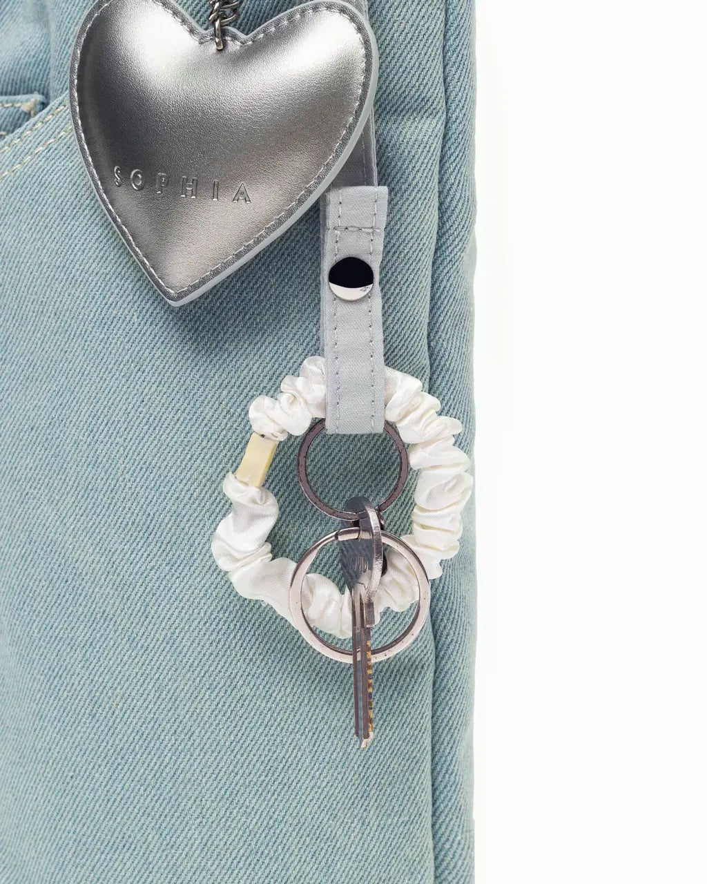 SIGNATURE POCKET DENIM TOTE BAG IN LIGHT WASH DENIM TSL Singapore