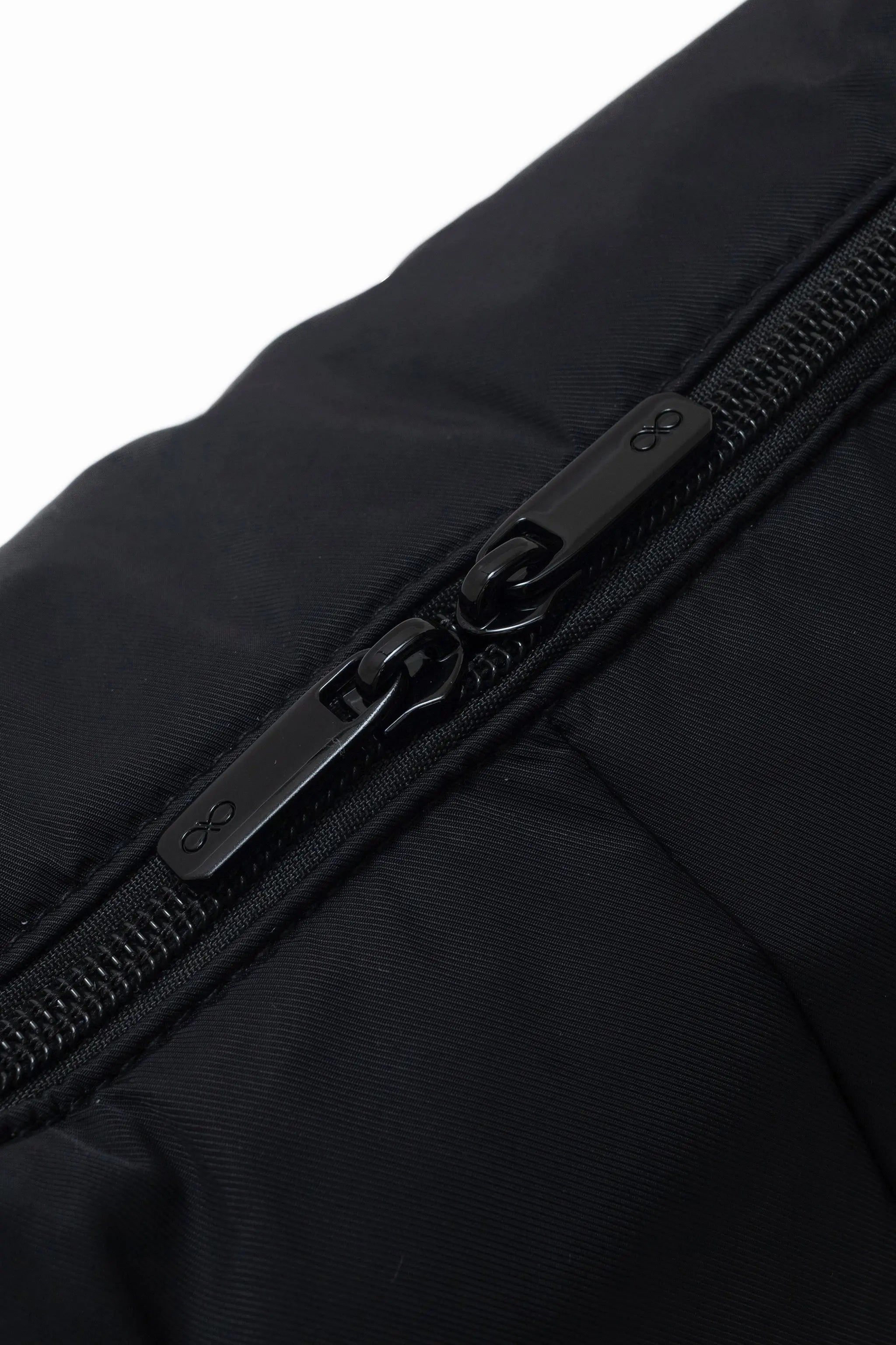 SIGNATURE POCKET CROSSBODY BAG 2.0 IN POSH JET BLACK