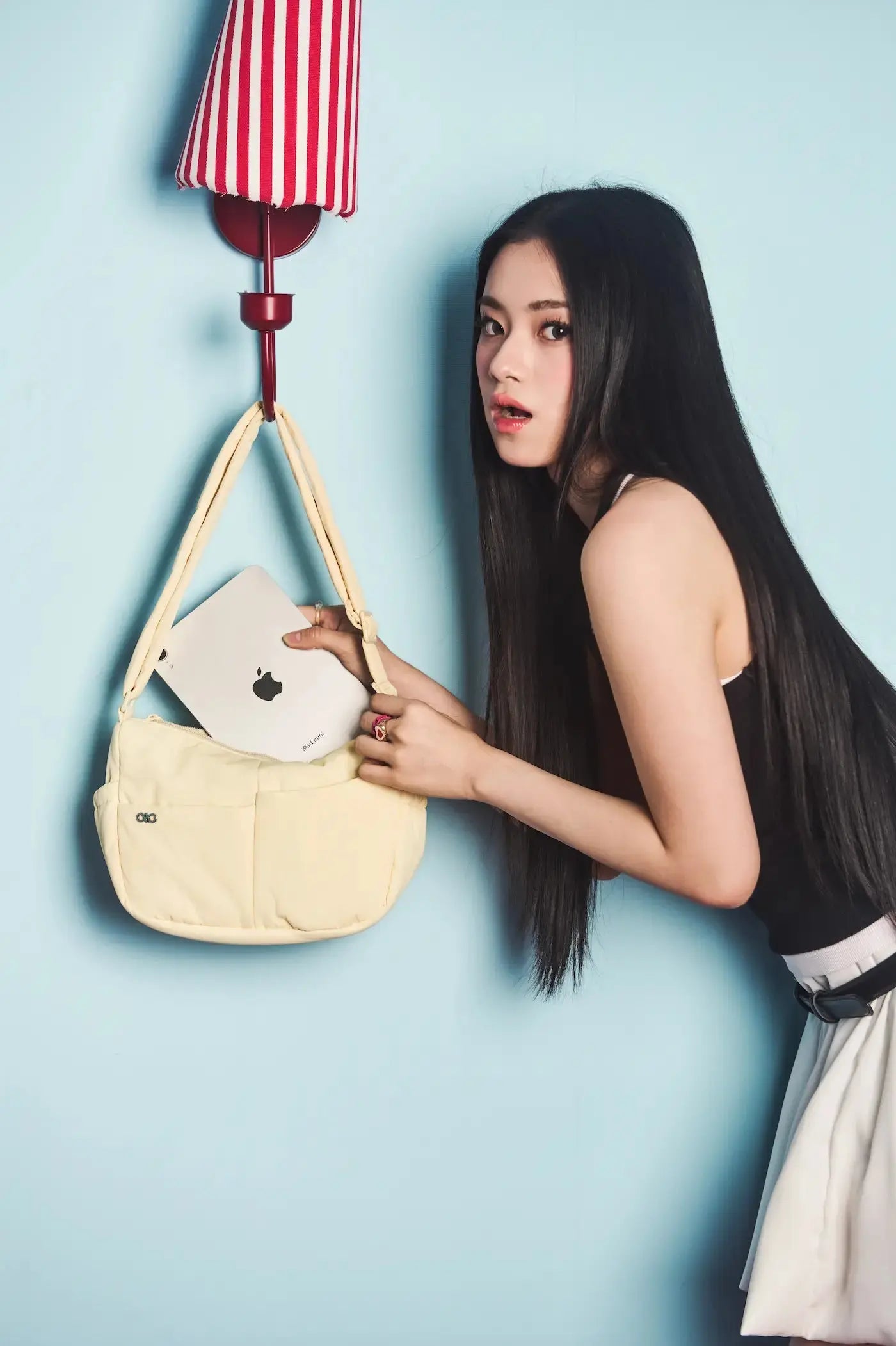 MINI SIGNATURE POCKET CROSSBODY BAG IN POSH MELLOW