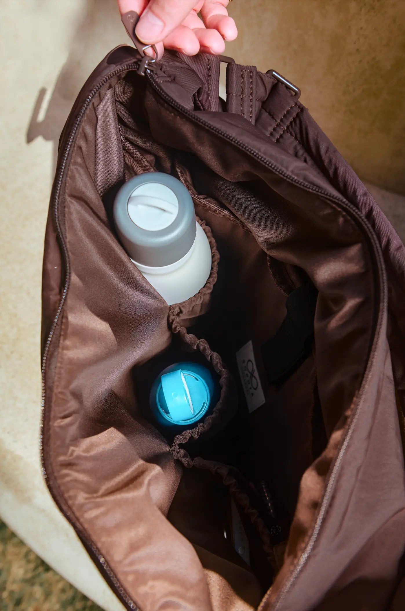 XL SIGNATURE POCKET CROSSBODY BAG IN CHOCO