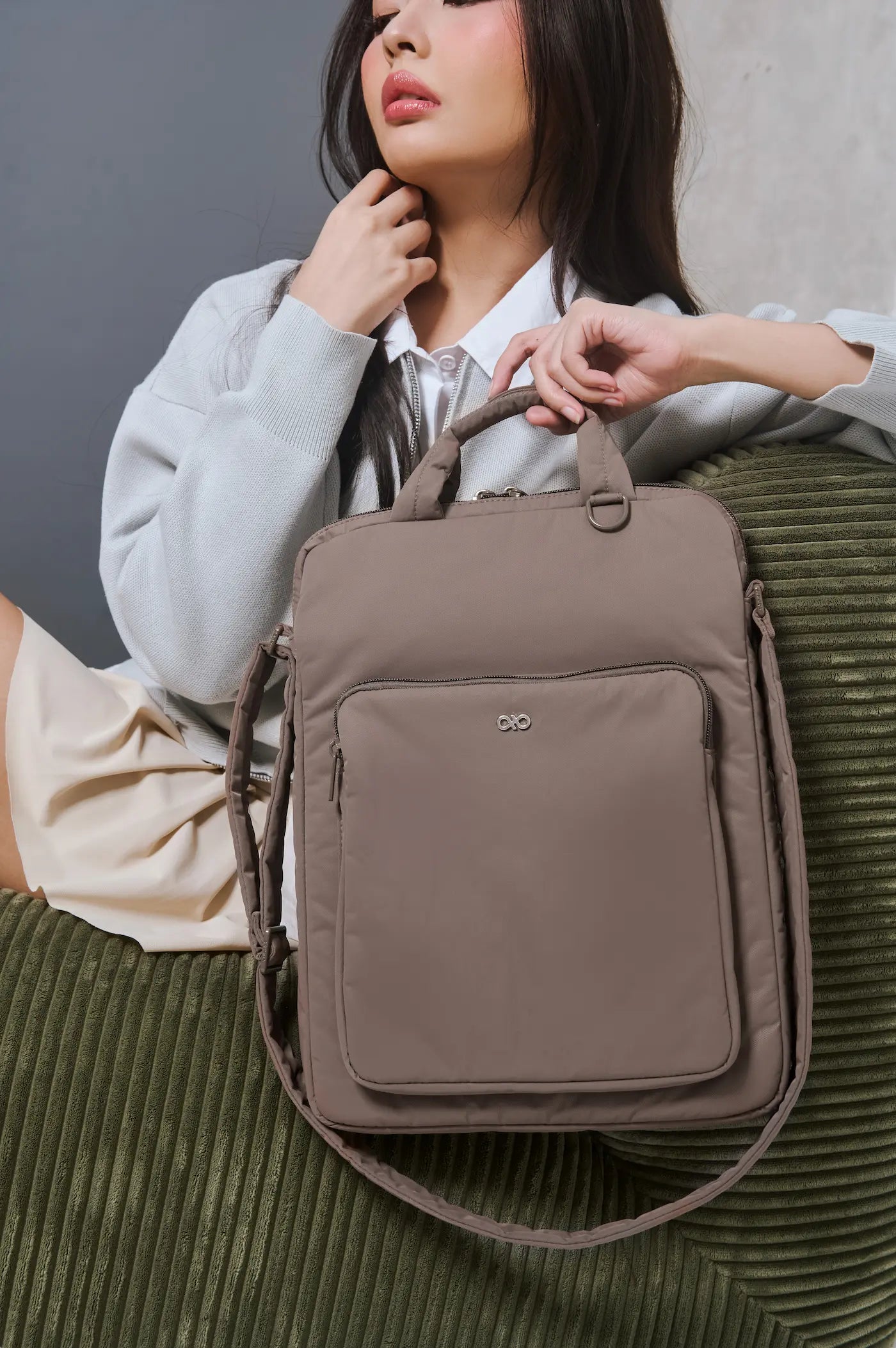 POSH LAPTOP BAG IN TAUPE