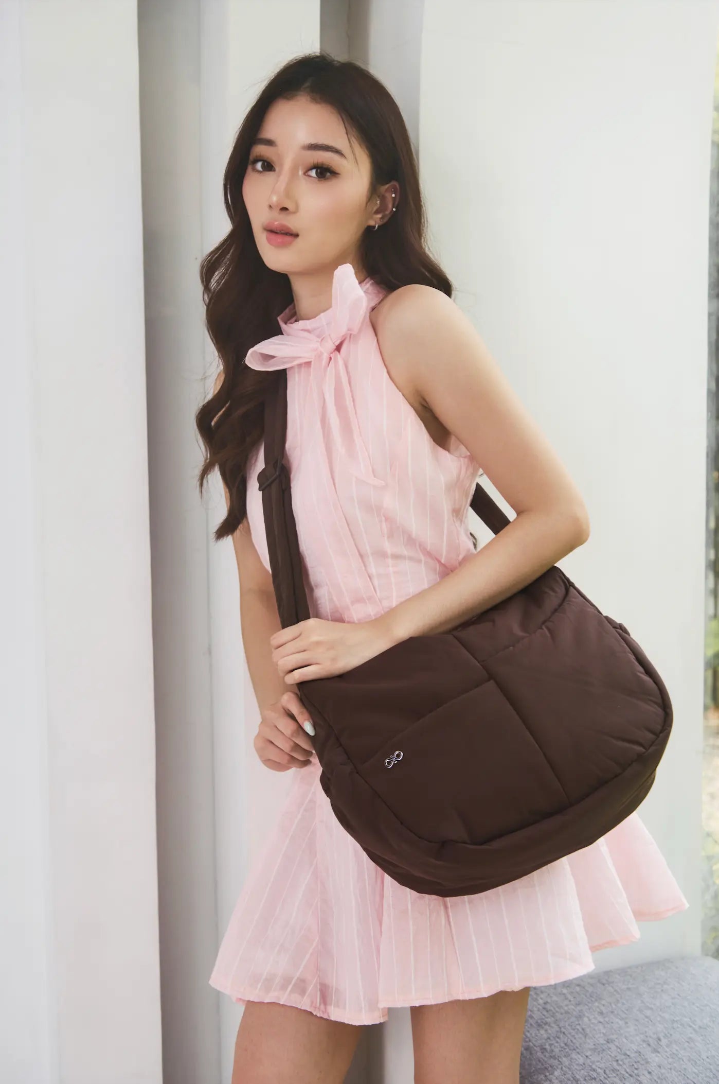 SIGNATURE POCKET CROSSBODY BAG 2.0 IN COSY CACAO