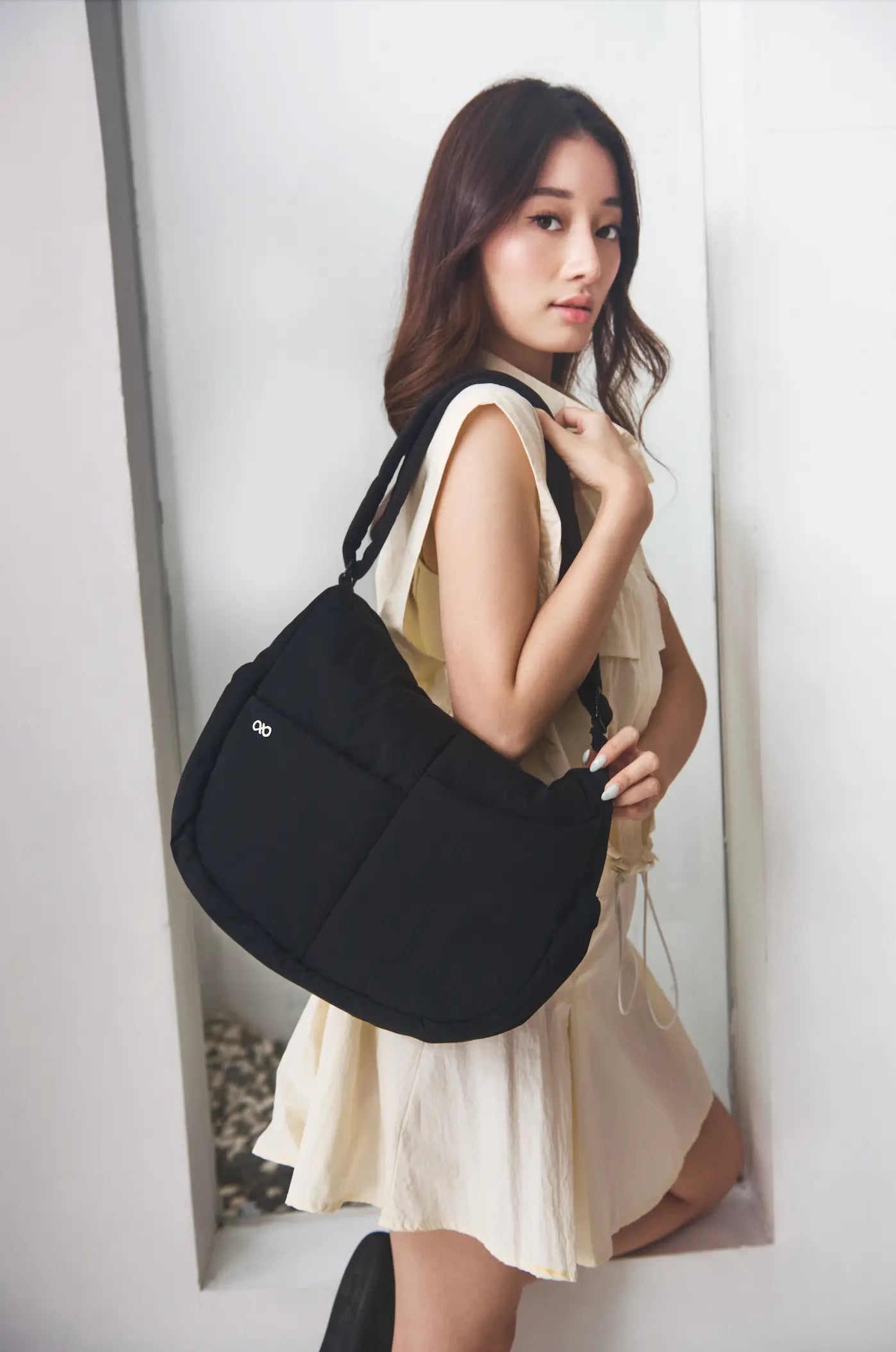SIGNATURE POCKET CROSSBODY BAG 2.0 IN POSH JET BLACK