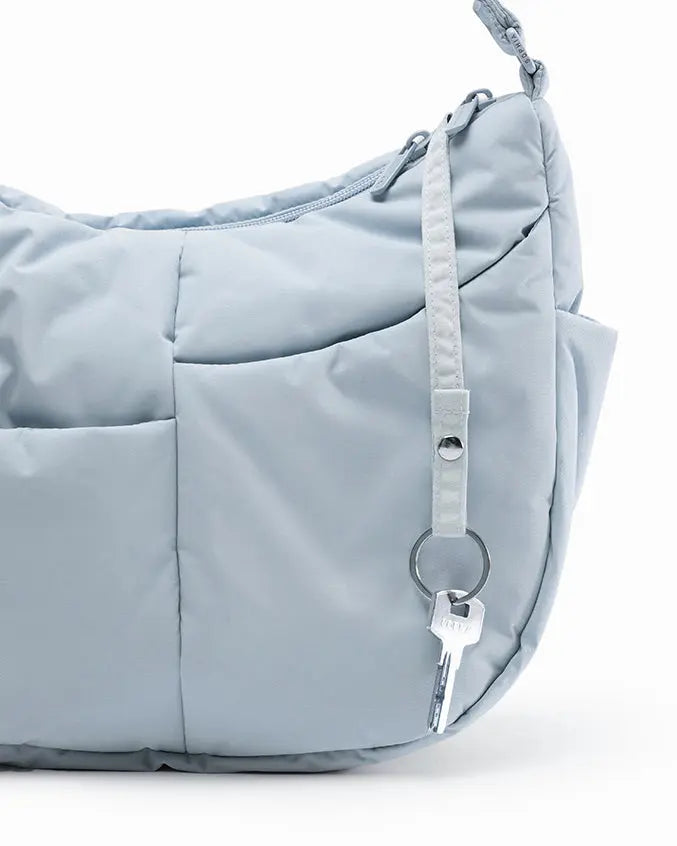 SIGNATURE POCKET CROSSBODY BAG IN COSY LUXE FROST