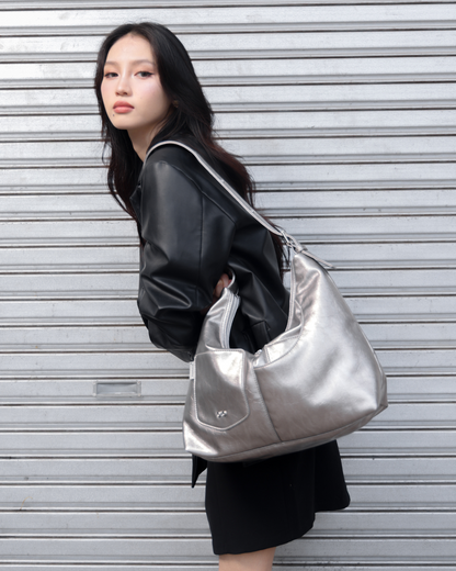 SIGNATURE POCKET LEATHER HOBO BAG IN NICKEL