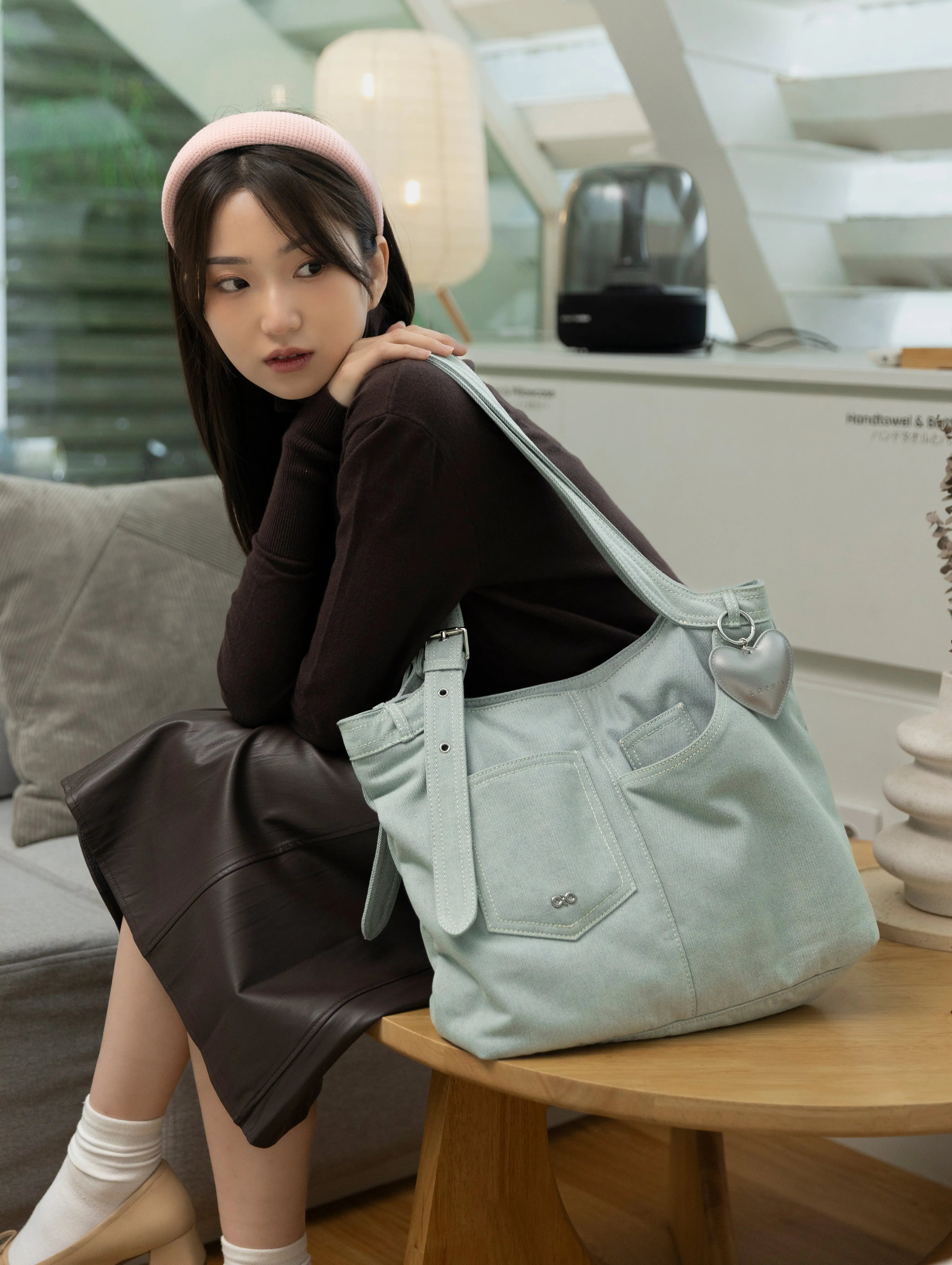 SIGNATURE POCKET DENIM TOTE BAG IN LIGHT WASH DENIM TSL Singapore