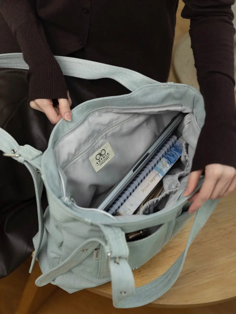 SIGNATURE POCKET DENIM TOTE BAG IN LIGHT WASH DENIM TSL Singapore