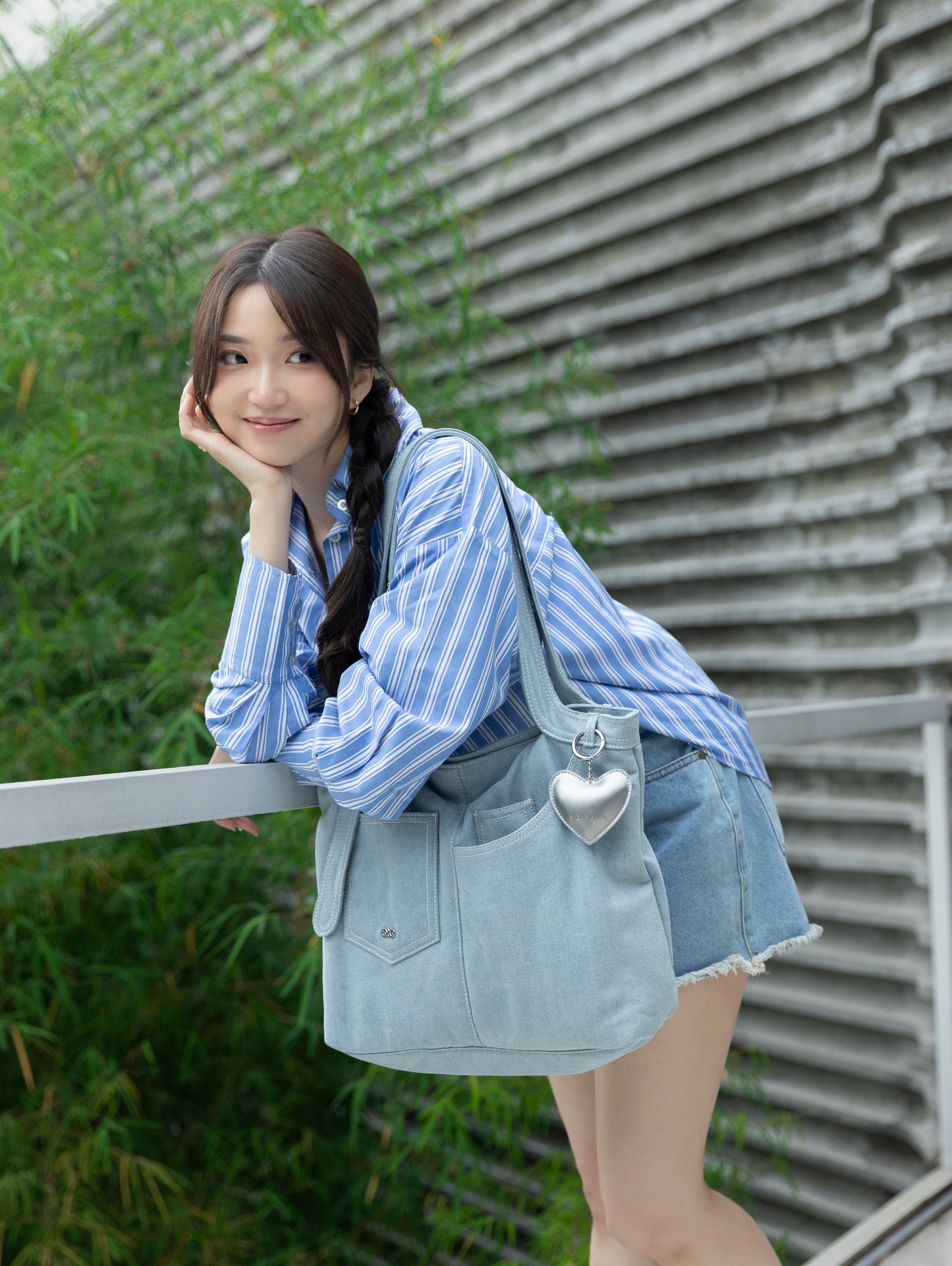 SIGNATURE POCKET DENIM TOTE BAG IN MID WASH DENIM