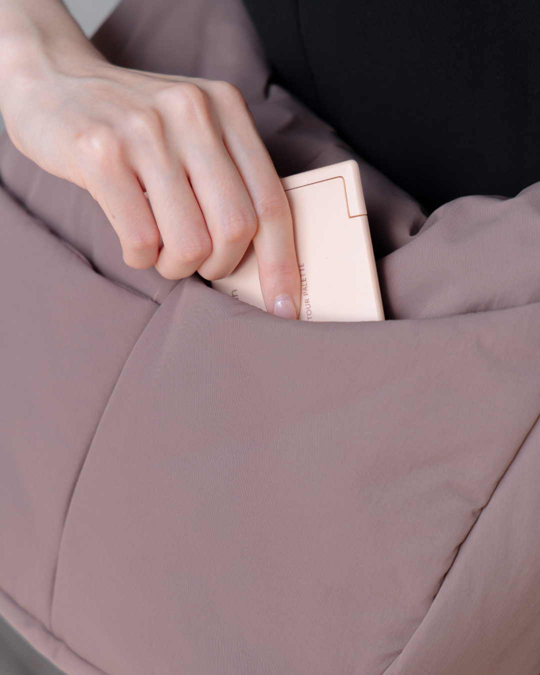 SIGNATURE POCKET CROSSBODY BAG IN POSH TAUPE