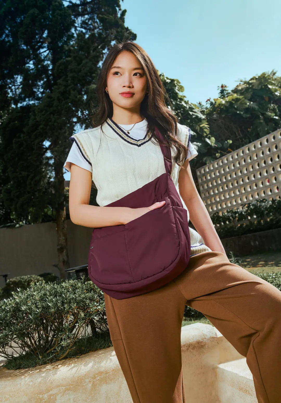 XL SIGNATURE POCKET CROSSBODY BAG IN WINE 