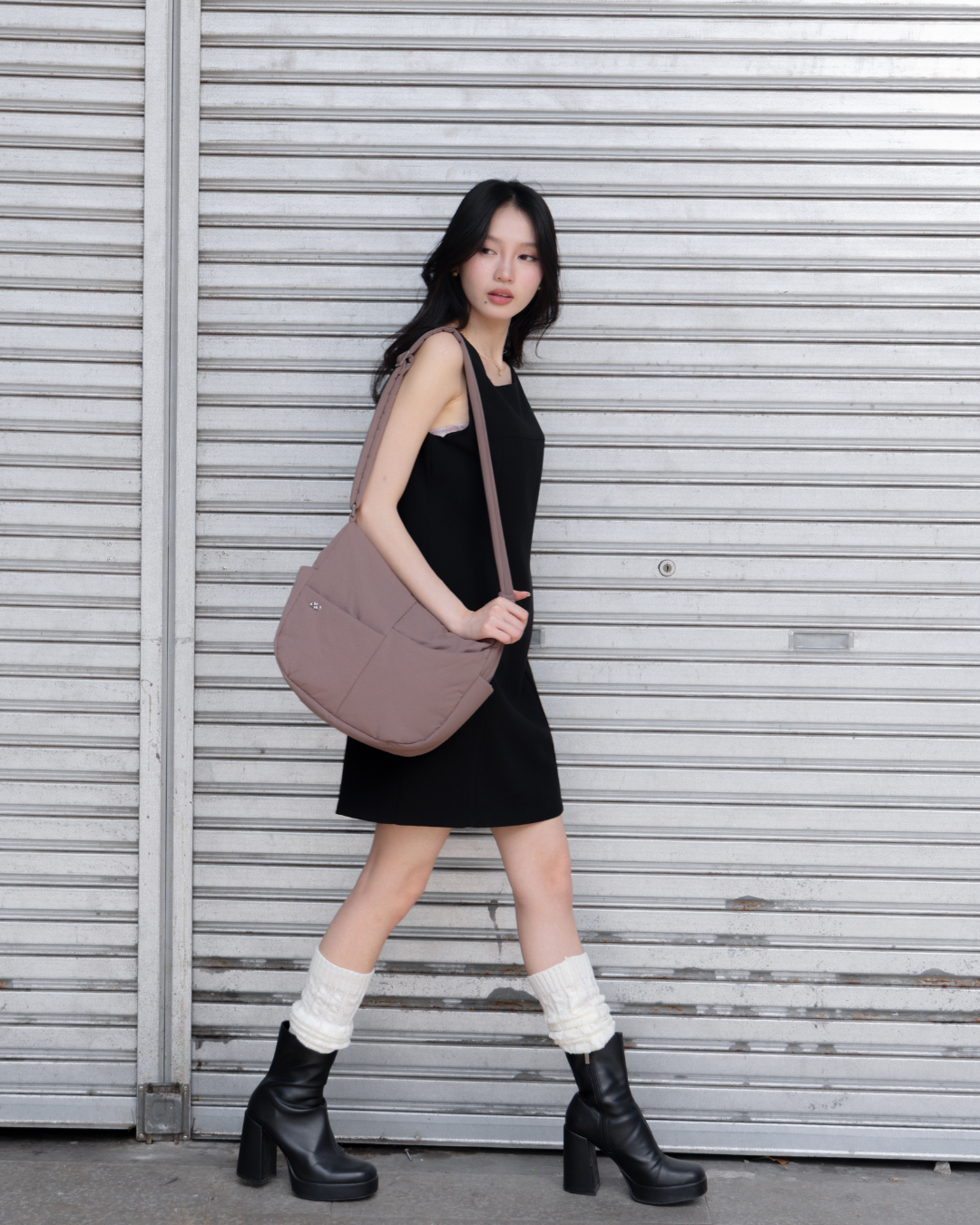 SIGNATURE POCKET CROSSBODY BAG IN POSH TAUPE