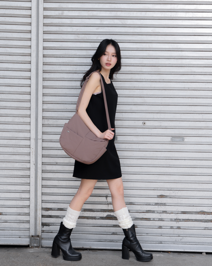 SIGNATURE POCKET CROSSBODY BAG IN POSH TAUPE