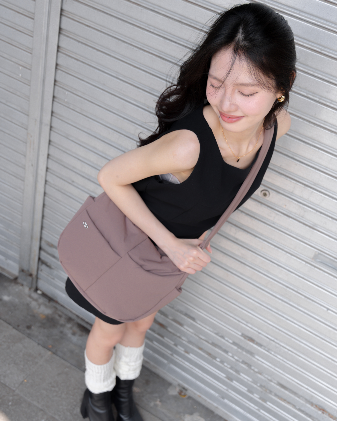 SIGNATURE POCKET CROSSBODY BAG IN POSH TAUPE