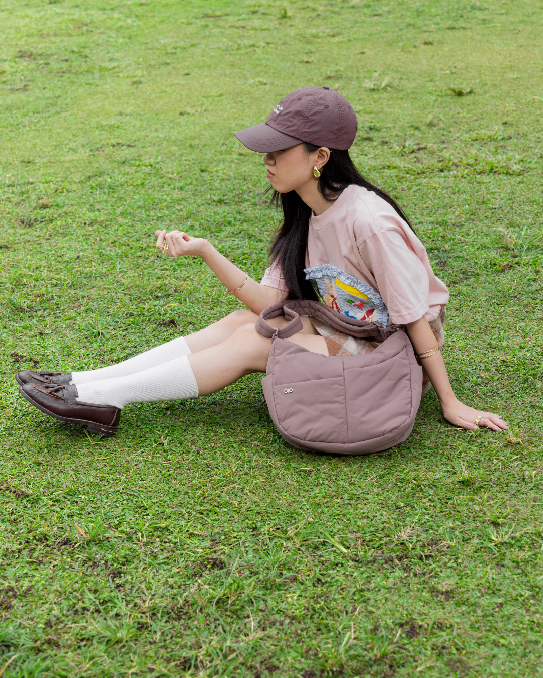 SIGNATURE POCKET CROSSBODY BAG IN POSH TAUPE