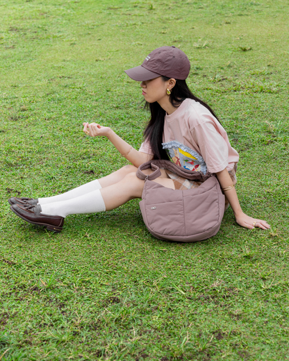 SIGNATURE POCKET CROSSBODY BAG IN POSH TAUPE