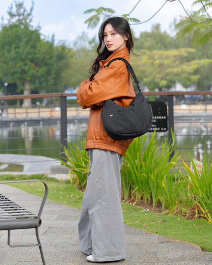 SIGNATURE POCKET CROSSBODY BAG IN POSH JET BLACK