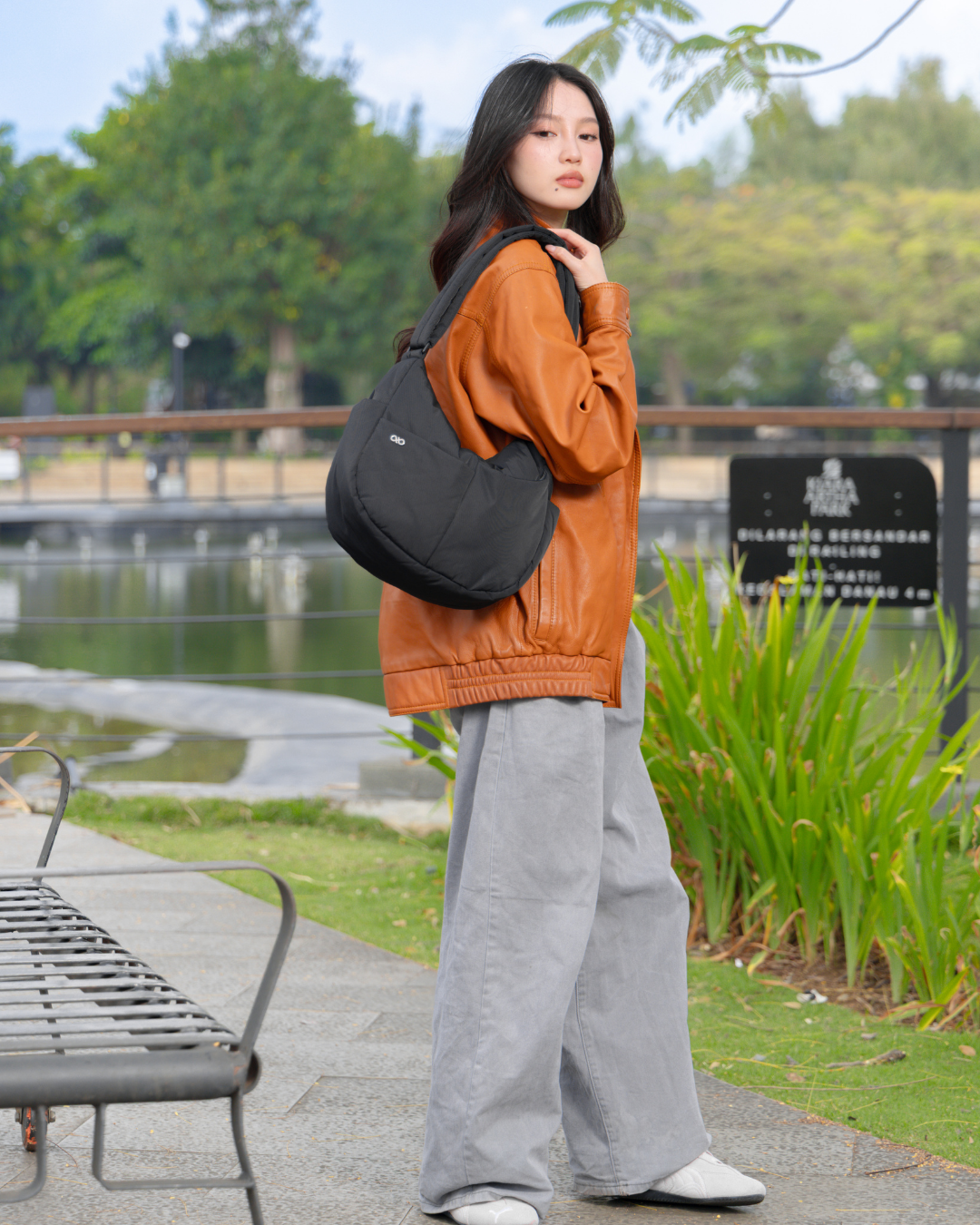 SIGNATURE POCKET CROSSBODY BAG IN POSH JET BLACK