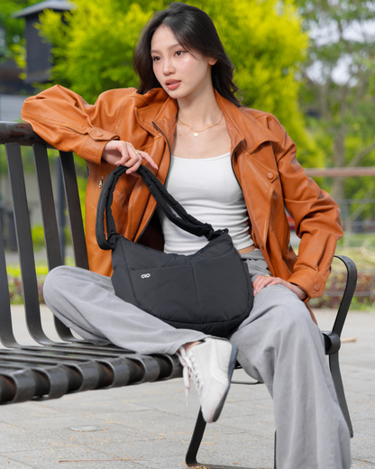 SIGNATURE POCKET CROSSBODY BAG IN POSH JET BLACK