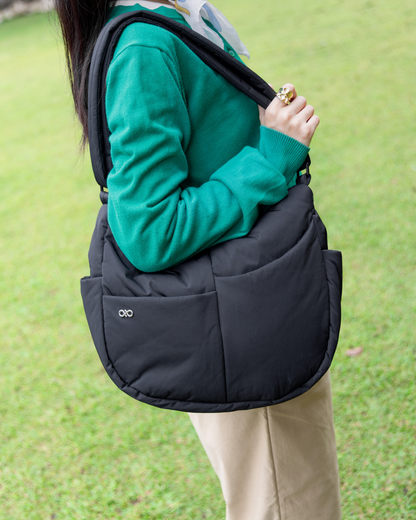 SIGNATURE POCKET CROSSBODY BAG IN POSH JET BLACK