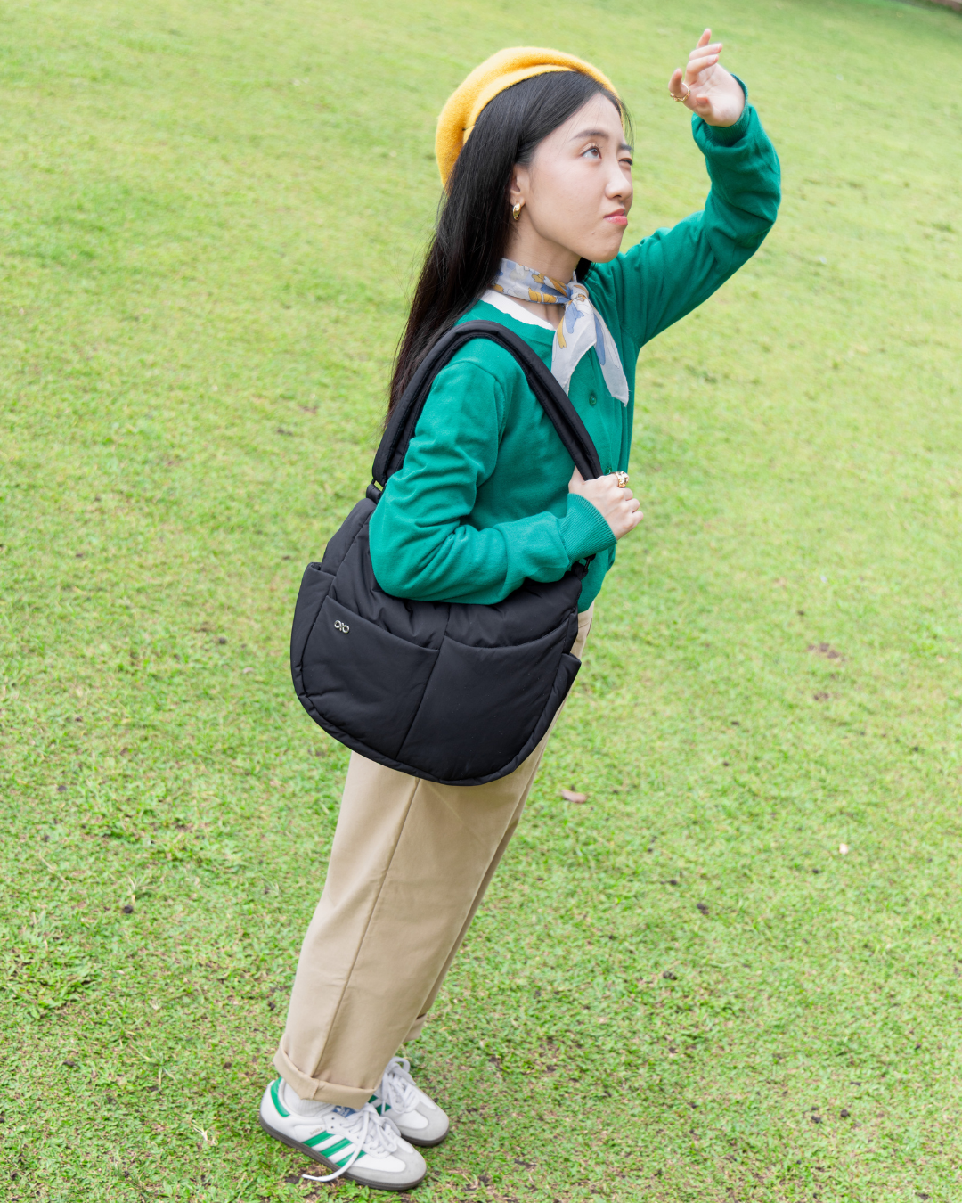 SIGNATURE POCKET CROSSBODY BAG IN POSH JET BLACK