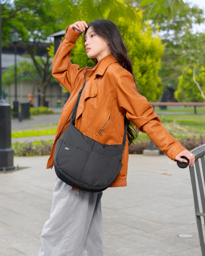 SIGNATURE POCKET CROSSBODY BAG IN POSH JET BLACK