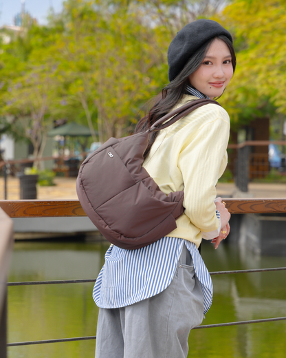 SIGNATURE POCKET CROSSBODY BAG IN POSH CHOCO