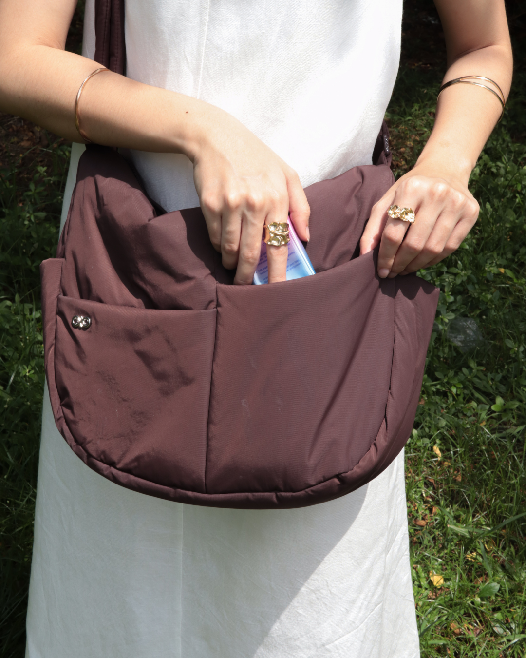 SIGNATURE POCKET CROSSBODY BAG IN POSH CHOCO