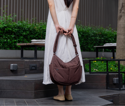 SIGNATURE POCKET CROSSBODY BAG IN POSH CHOCO