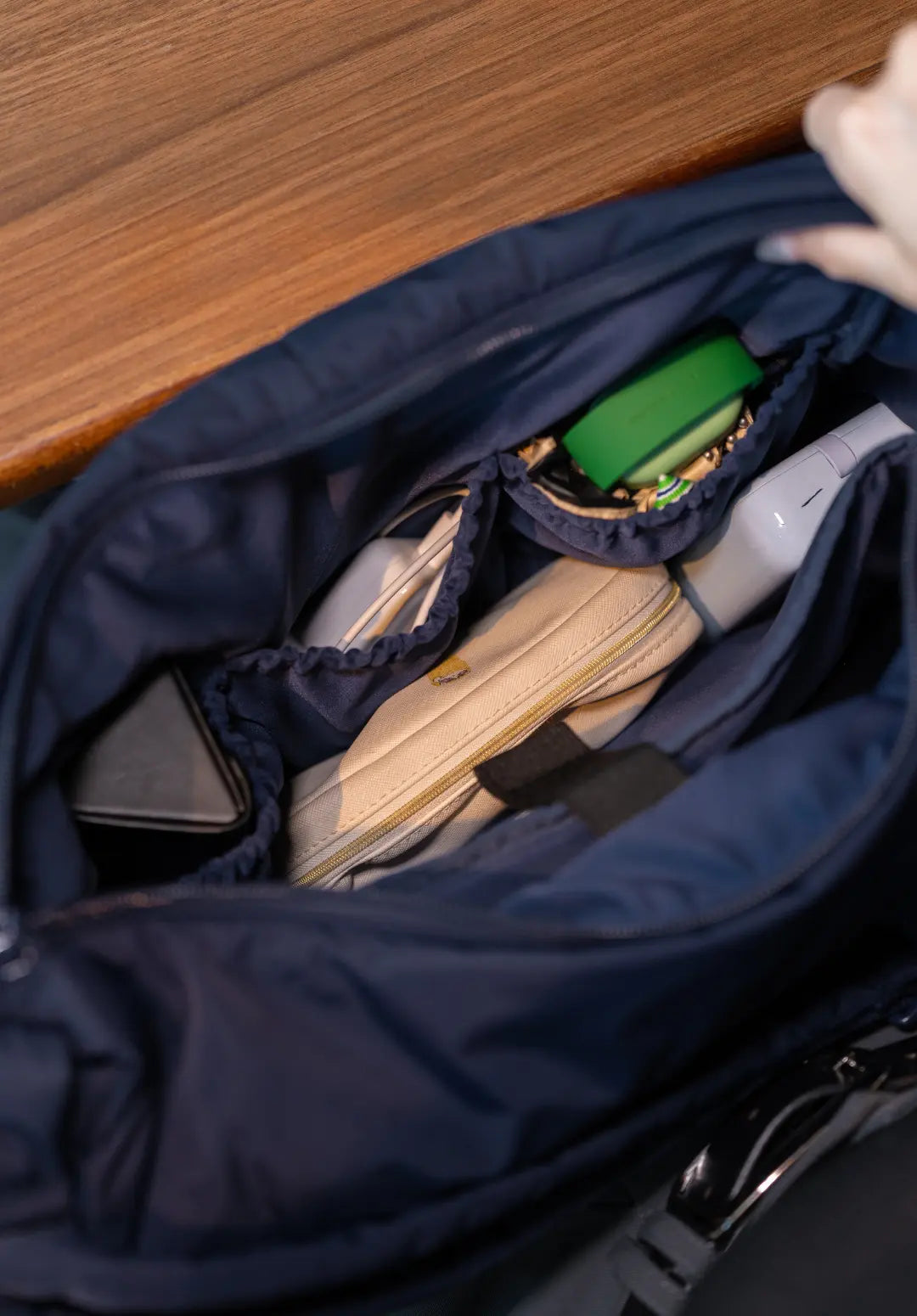 XL SIGNATURE POCKET CROSSBODY BAG IN MIDNIGHT 