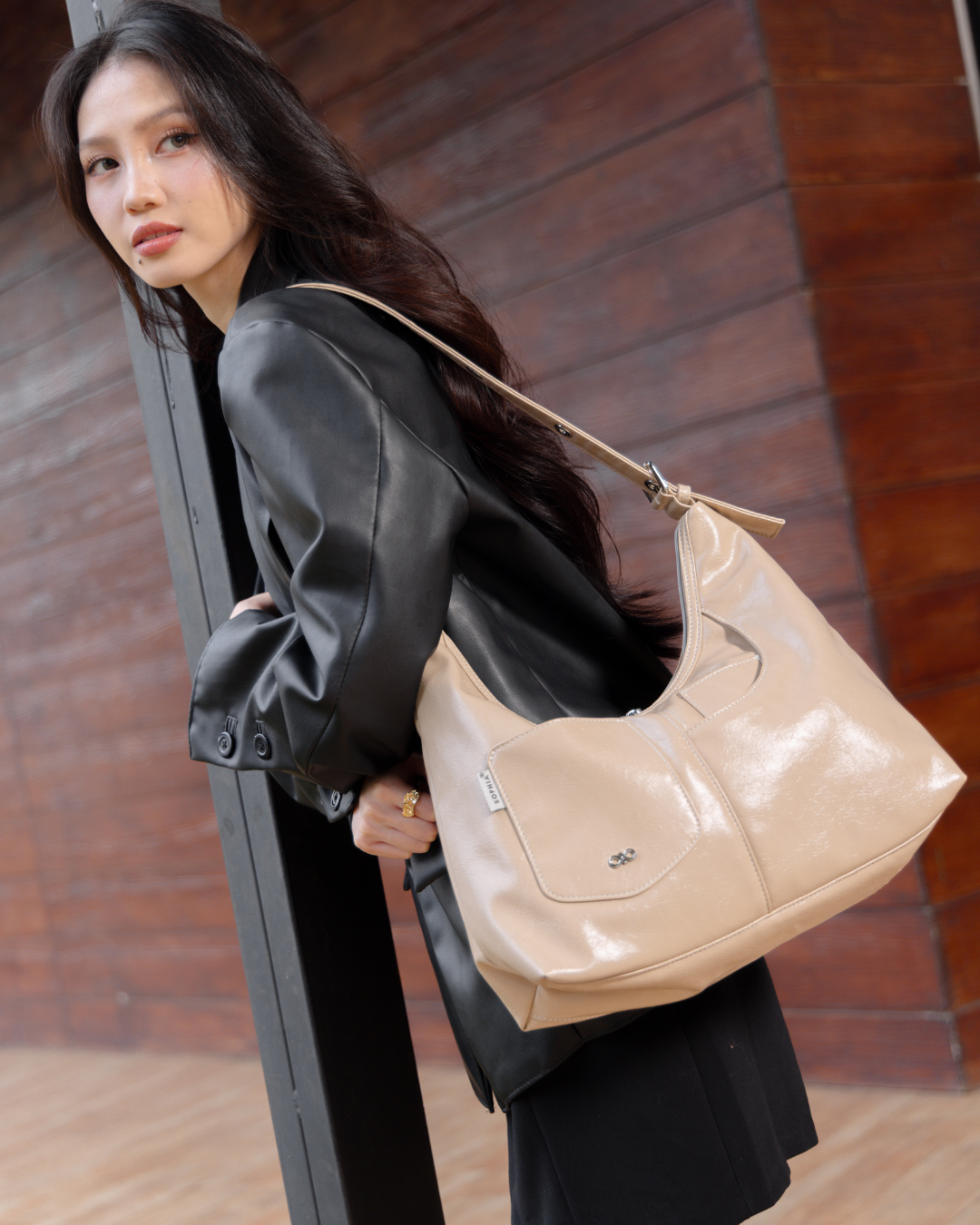 SIGNATURE POCKET LEATHER HOBO BAG IN SAND