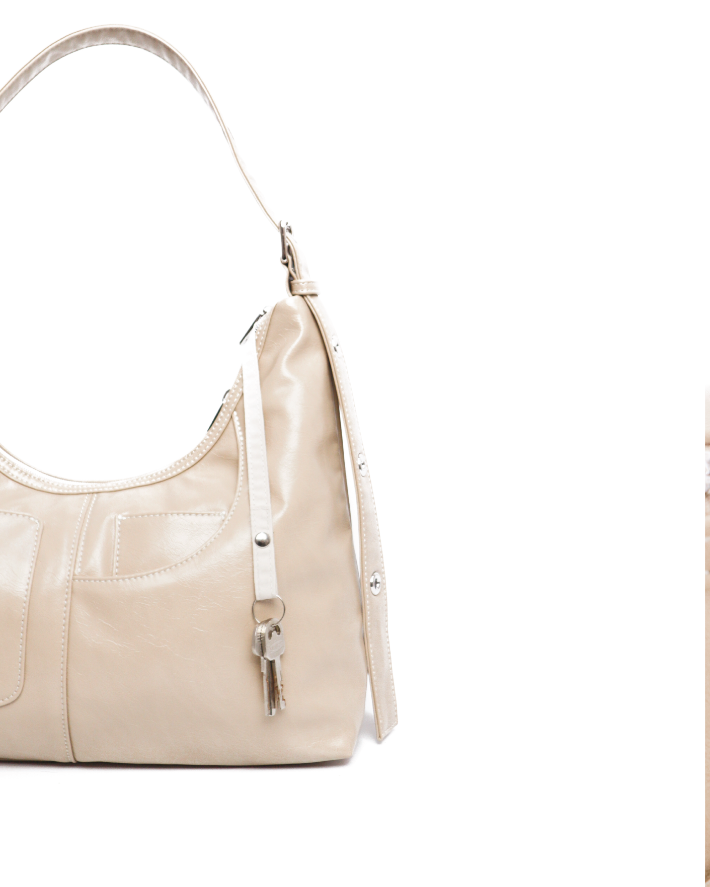 SIGNATURE POCKET LEATHER HOBO BAG IN SAND