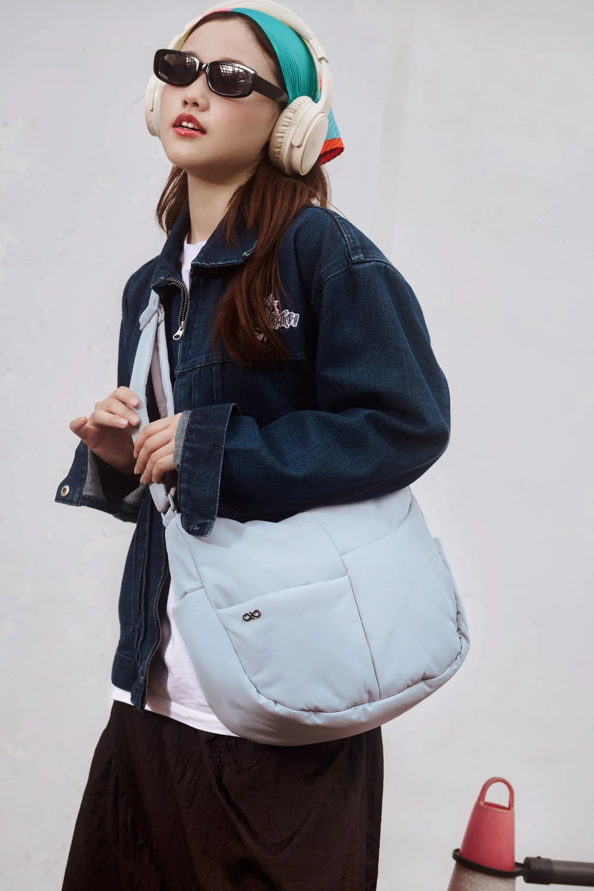 SIGNATURE POCKET CROSSBODY BAG IN COSY LUXE FROST 
