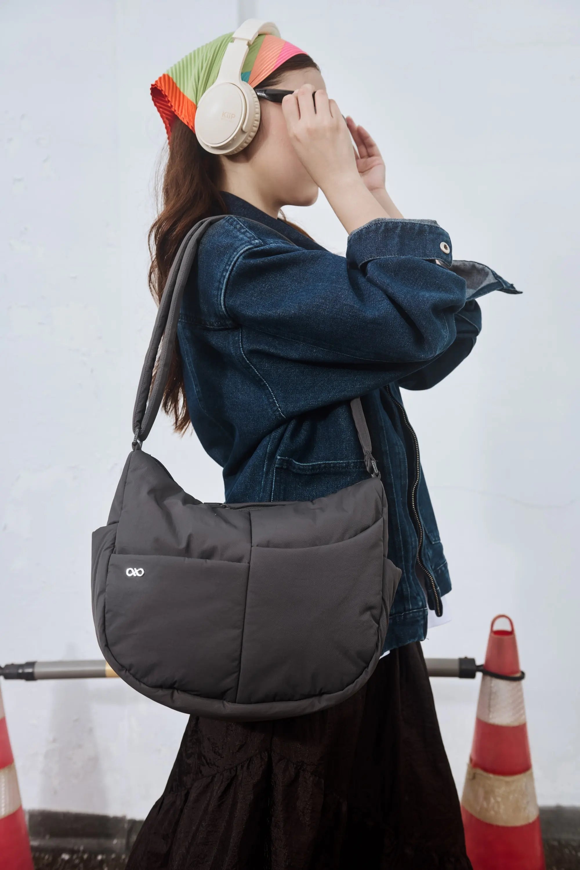 SIGNATURE POCKET CROSSBODY BAG IN POSH STORM GREY 