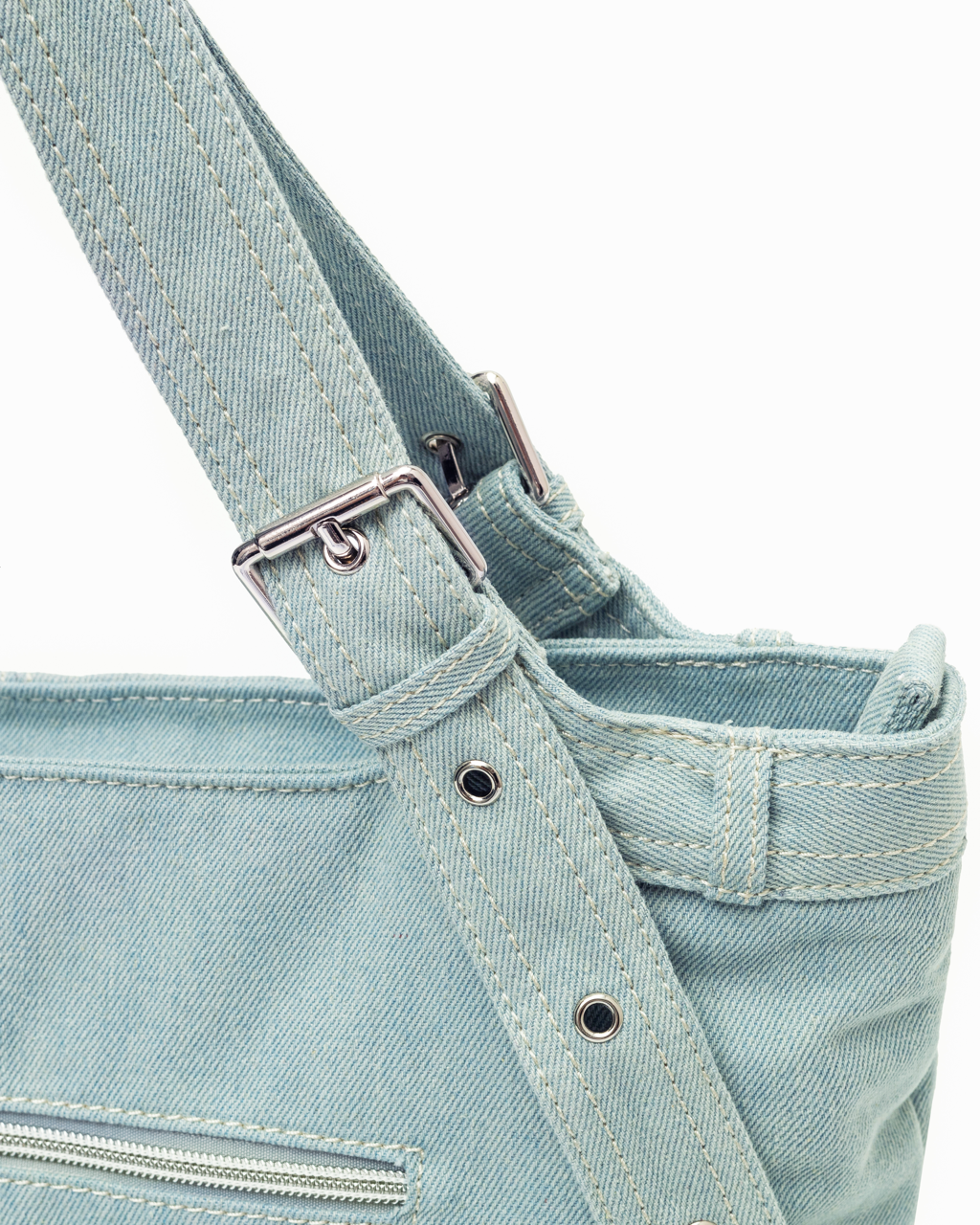 SIGNATURE POCKET DENIM TOTE BAG IN LIGHT WASH DENIM