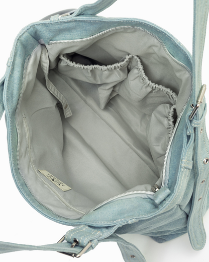 SIGNATURE POCKET DENIM TOTE BAG IN LIGHT WASH DENIM