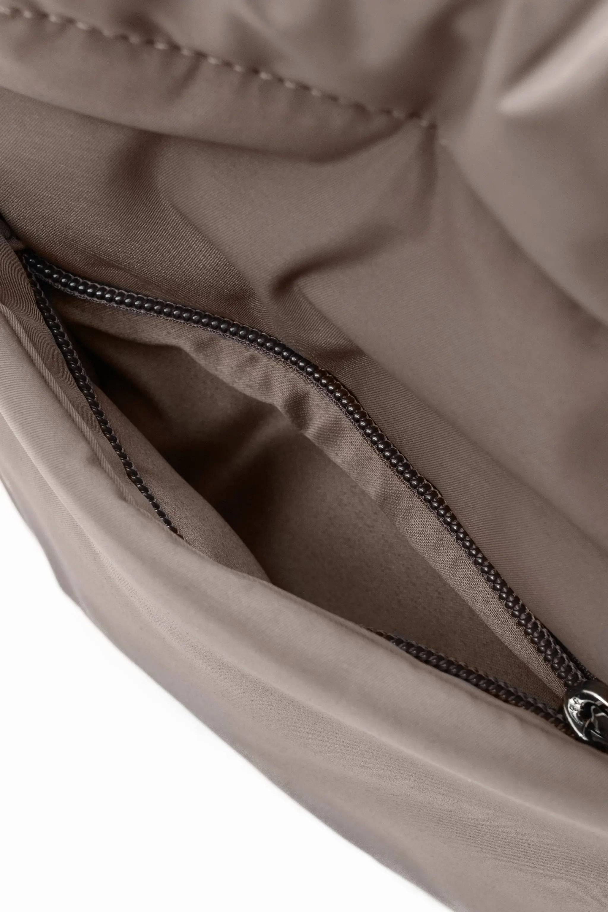 COSY LUXE BUCKET BAG IN TAUPE 