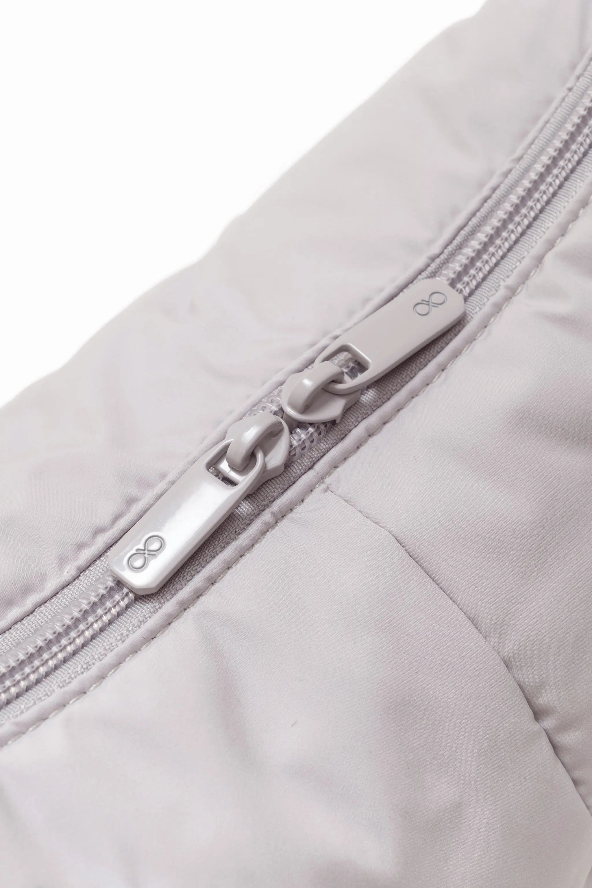 SIGNATURE POCKET CROSSBODY BAG 2.0 IN COSY DOVE GREY 