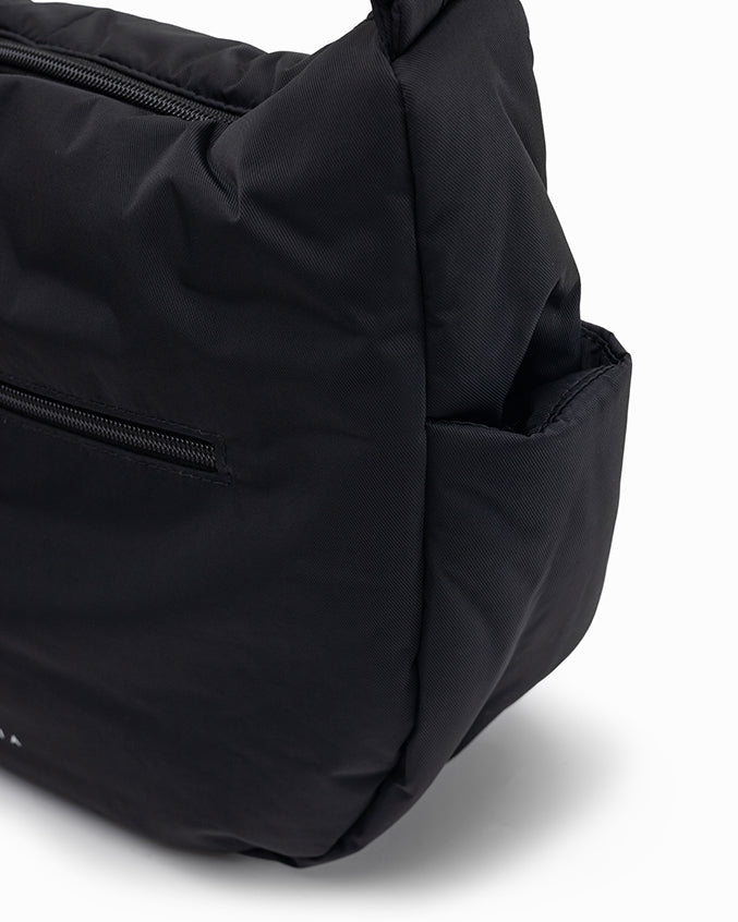 SIGNATURE POCKET CROSSBODY BAG IN POSH JET BLACK