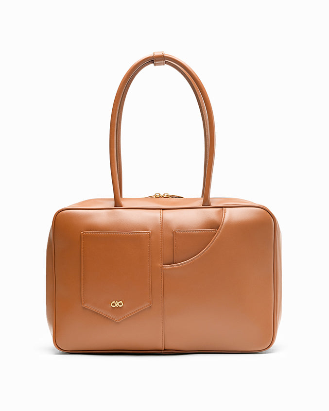 SIGNATURE POCKET L REI TOTE BAG IN CAMEL