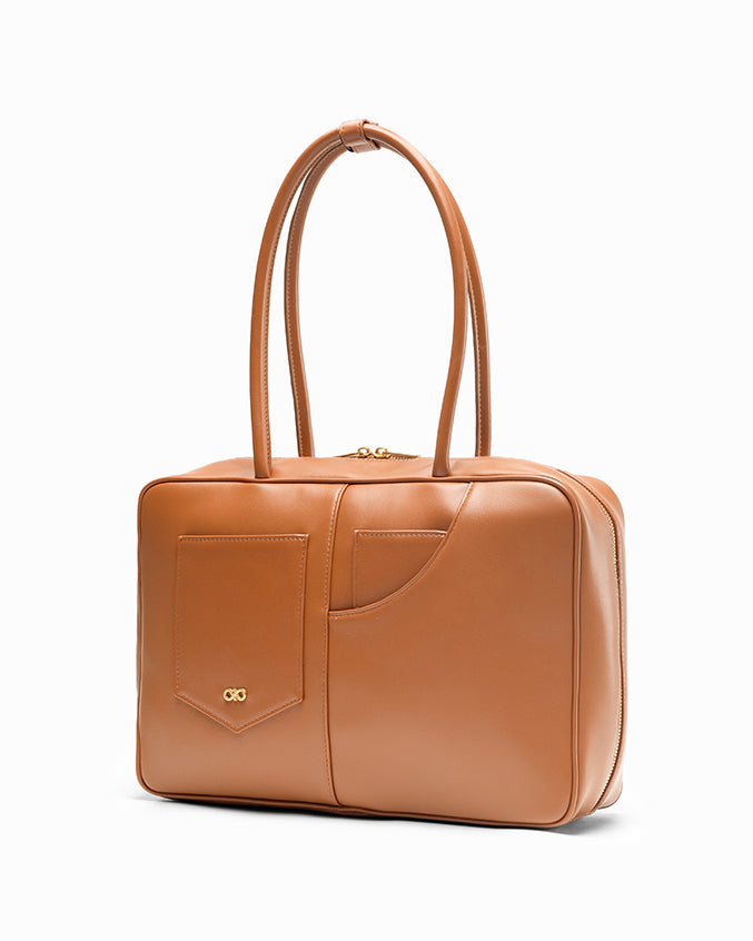 SIGNATURE POCKET L REI TOTE BAG IN CAMEL