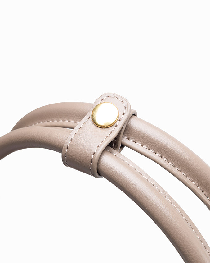 SIGNATURE POCKET L REI TOTE BAG IN TAUPE