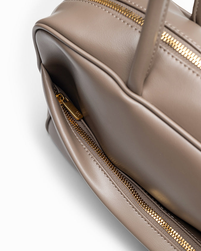 SIGNATURE POCKET L REI TOTE BAG IN TAUPE