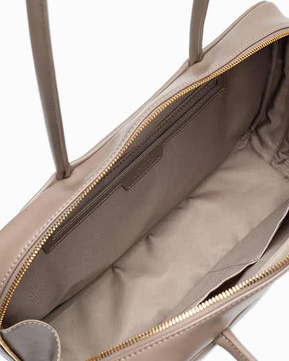 SIGNATURE POCKET L REI TOTE BAG IN TAUPE